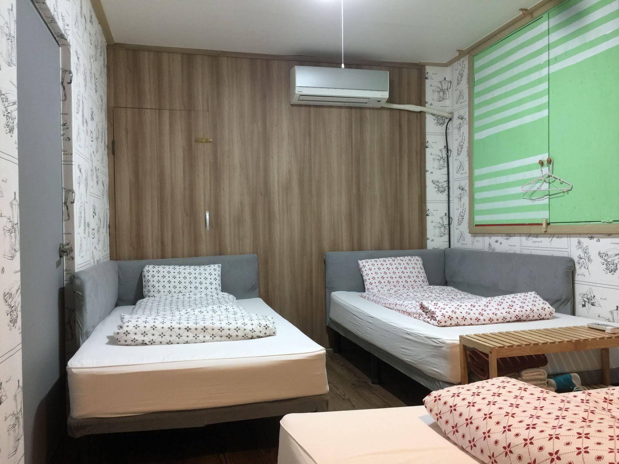 Backpackers In Jeju City Center Buitenkant foto