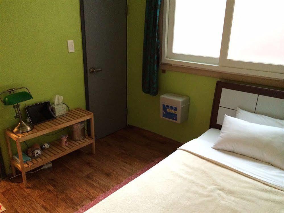 Backpackers In Jeju City Center Buitenkant foto